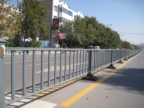 公路護(hù)欄C06
